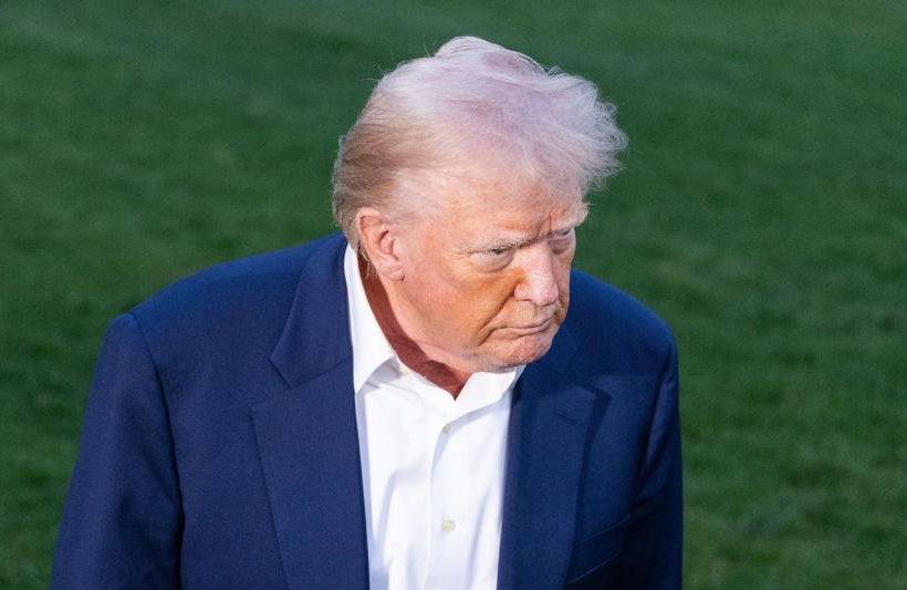 特朗普在他自家的“真相社交”平台上发话了，语气挺冲。他说最高法院要是真敢裁定取消