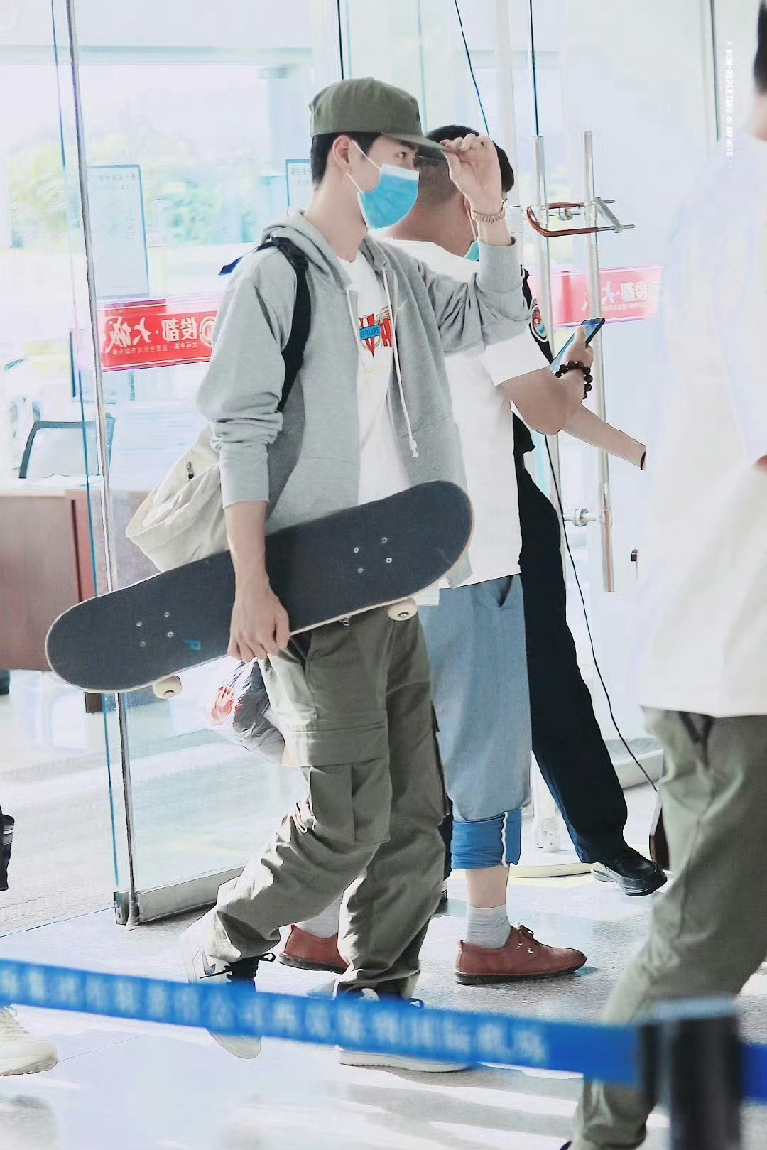 200629 王一博 丨西双版纳🛫上海 