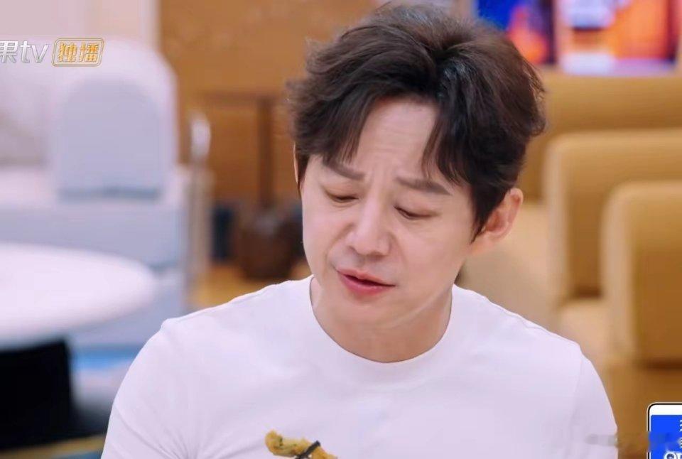何炅无奈地说：“我其实有个溃疡，吃这些油油爆虾可痛苦了。”说完还特别可爱地掀开嘴