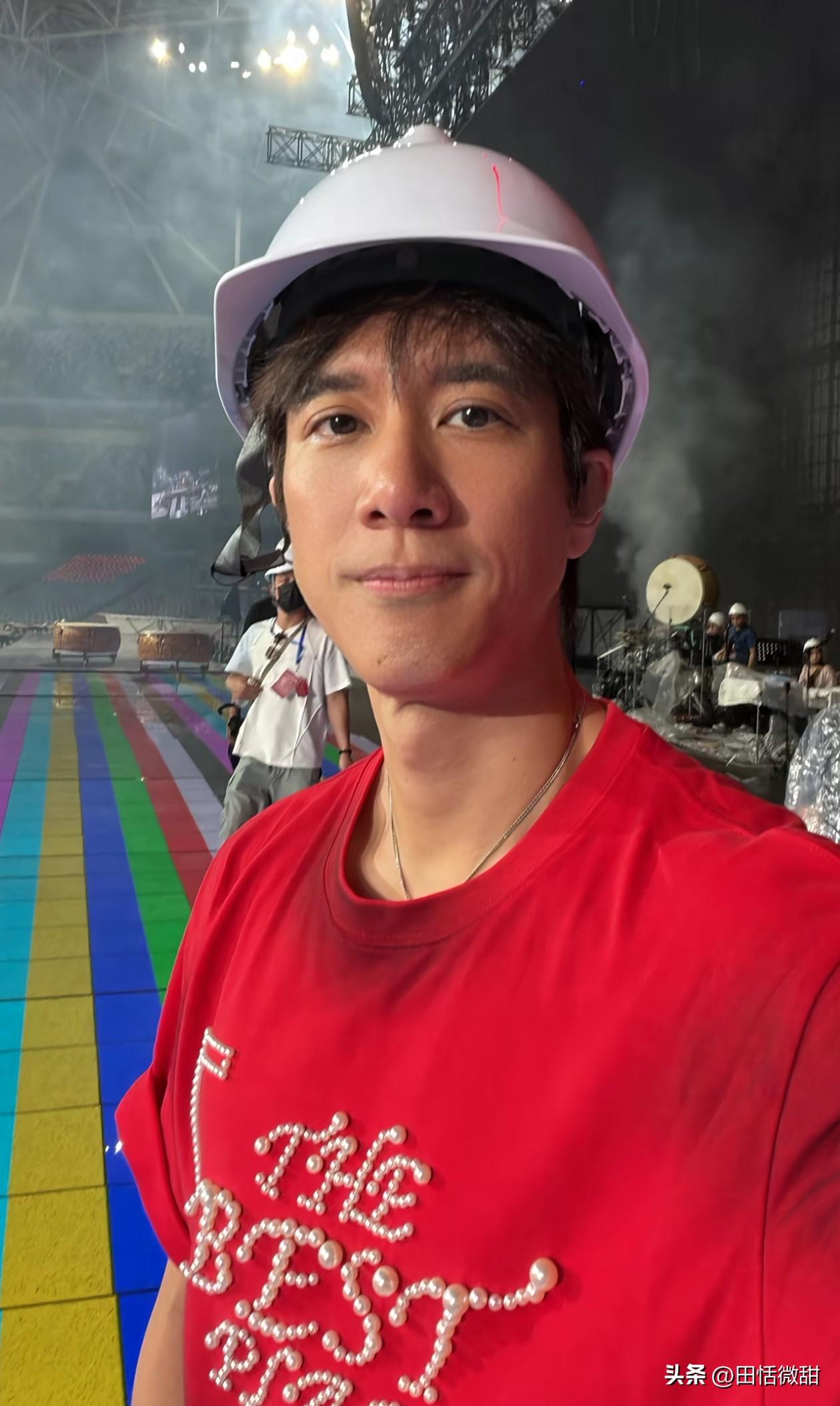 王力宏戴安全帽，现身杭州演唱会的施工现场。就王力宏的装扮，被评论区的网友笑坏了。