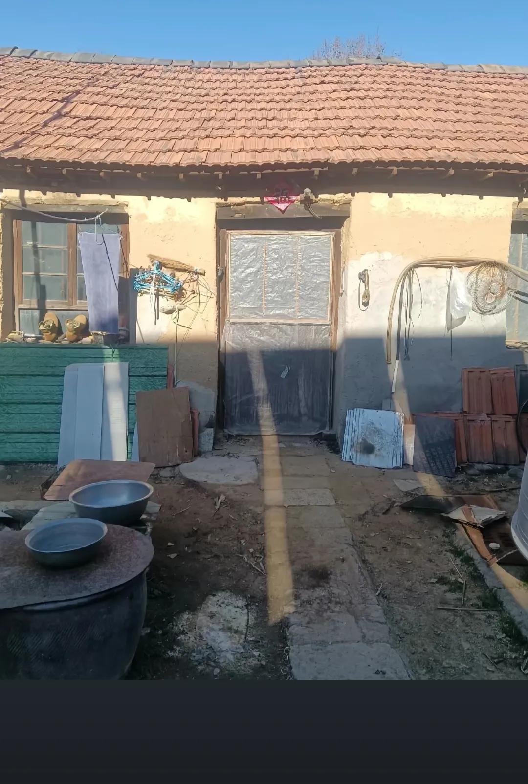 邻居安装太阳能发电板我们管不着，可是七八十岁的老人，就爱晒太阳，晒被子，你说这点