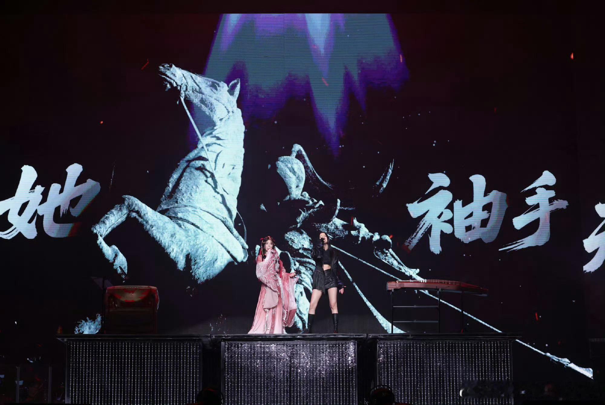 黄霄雲直播被粉丝撩成翘嘴了黄霄雲深圳收官站演唱会刚收官，感动立刻直播“续杯”。聊