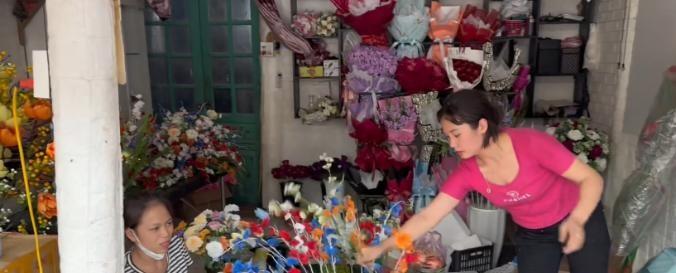 大姐的花店和水果店将在三天后开业，这真是个惊喜。她只用了一个月时间学习插花，就有