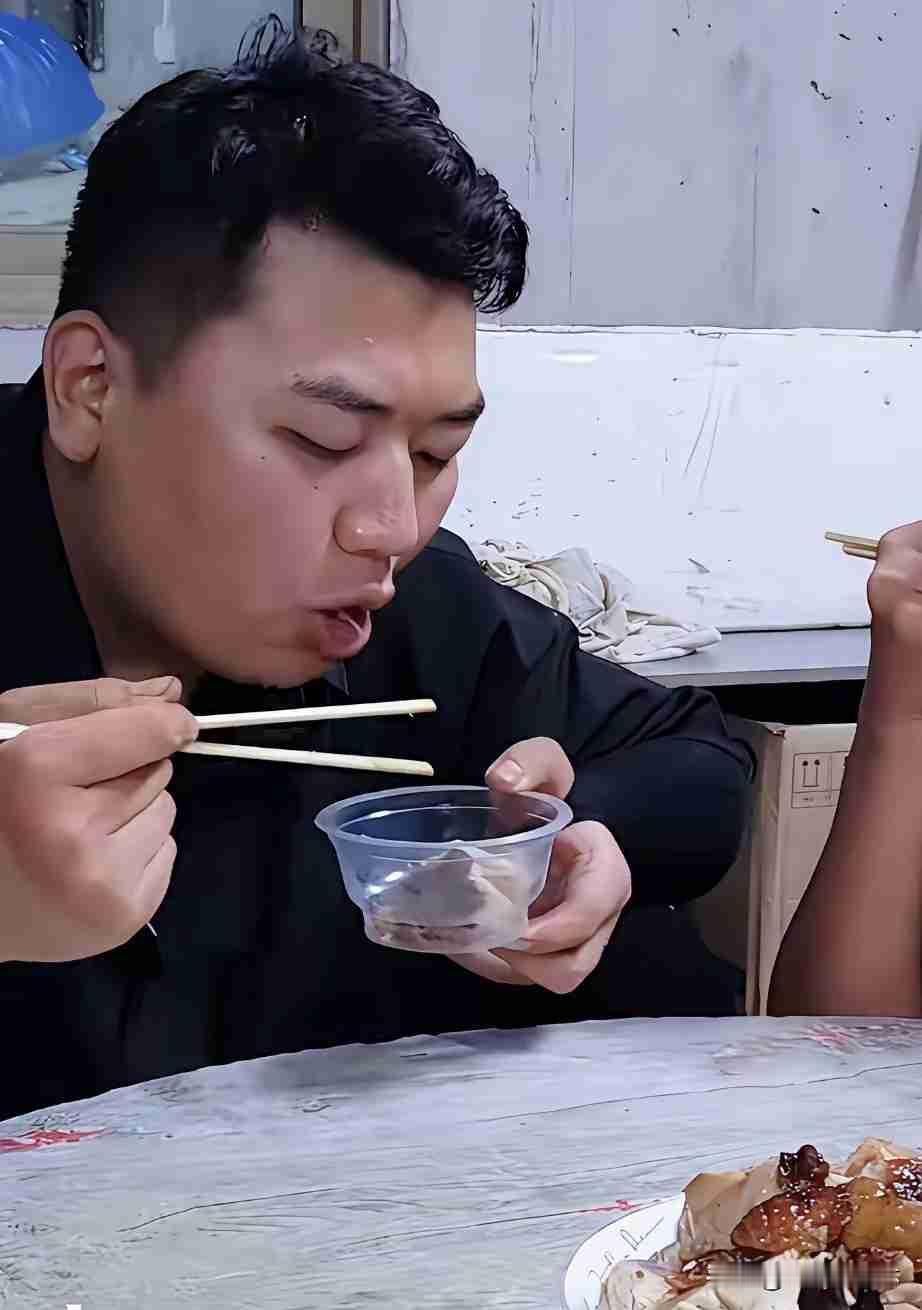 长兄如父！全进华悉心照顾弟妹，全红婵一家朴实家风圈粉
 
全进华用日常的小事，完