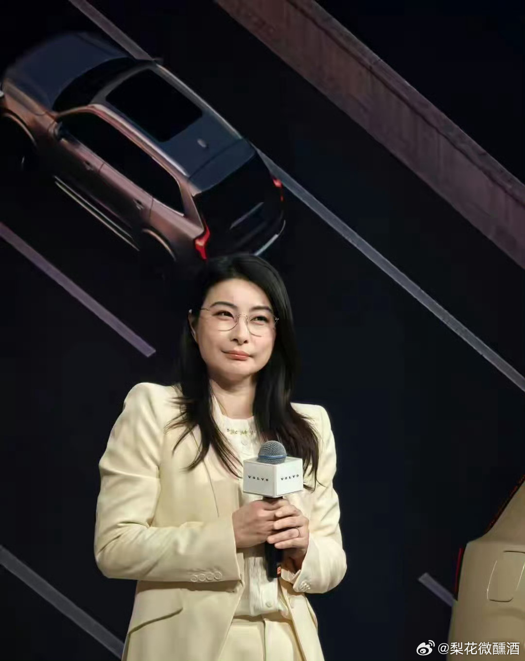 郭晶晶本人并没有网上夸的那样漂亮年轻，但胜在眉眼弯弯有亲和力 