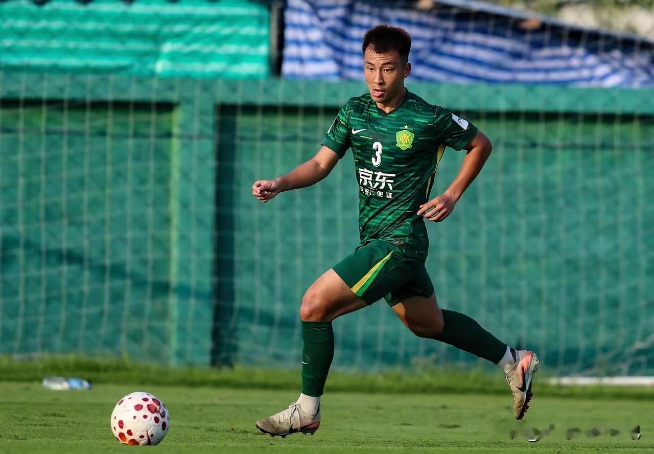 正赛还没开打，国安先伤一员大将！
昨天北京国安热身赛3-2赢了深圳，比赛是赢却伤