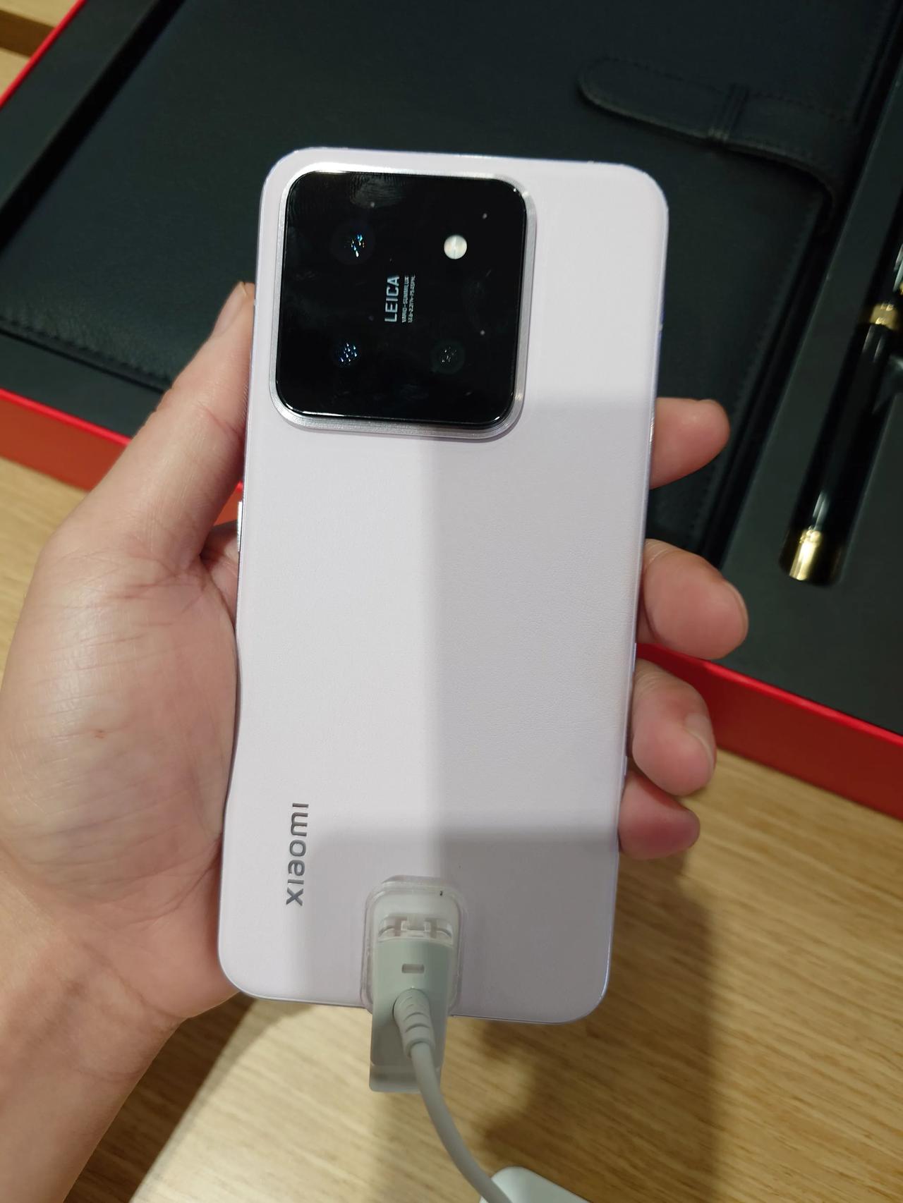 线下摸了摸小米14，实话实说，有些地方不得不吐槽，果粉别介意

iPhone 1