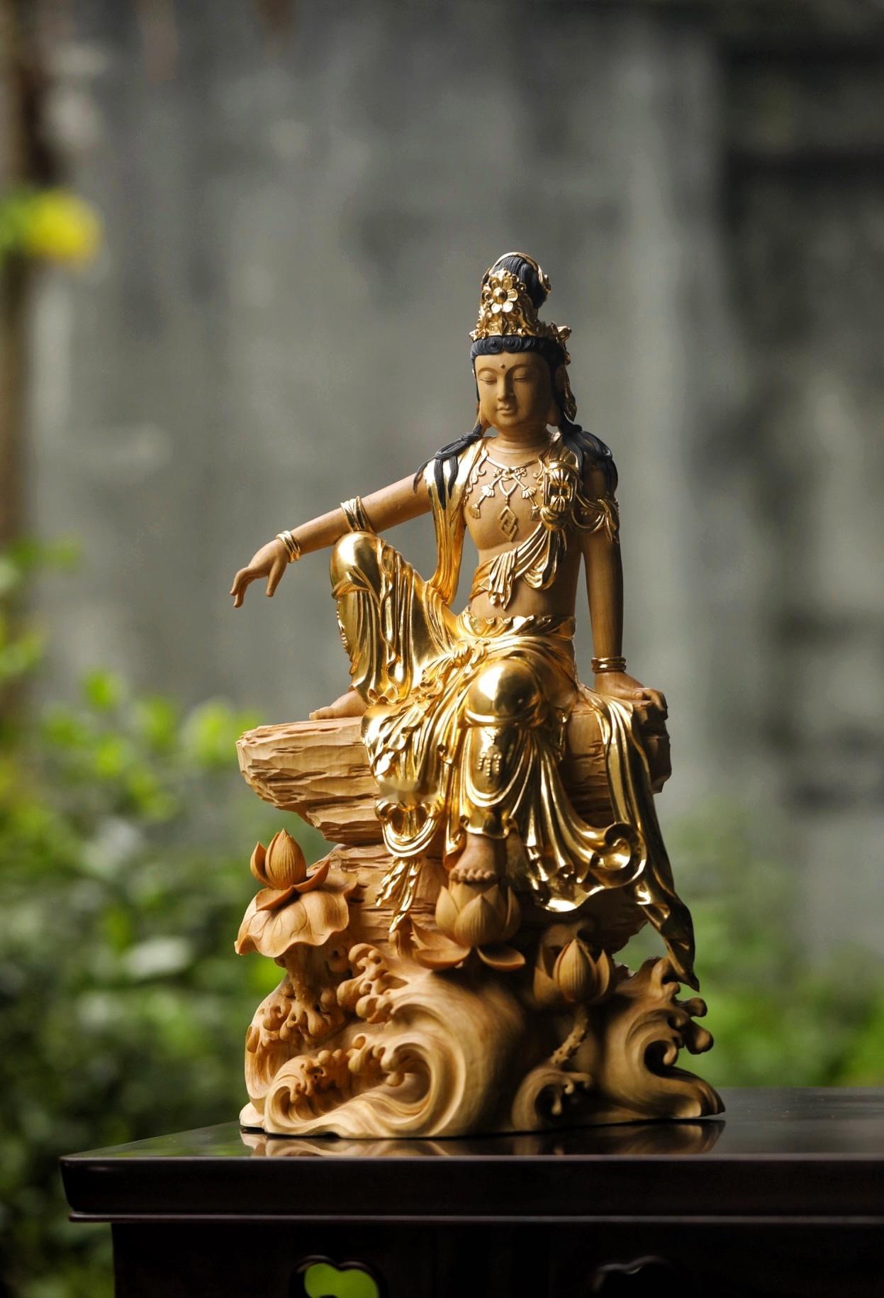 黄杨木×金箔 | 水月自在观音 造像以黄杨木为胎，通体贴金，宝相庄严而华贵尽显。