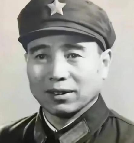 1961年粟裕到东北休息。当时粟裕已经不再是总参谋长了，有人还不准他接触军队，限