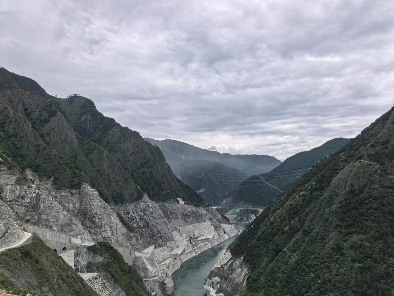 今天在海拔2800米的雅砻江两河口，海峰看科技参观了一个挺有意思的项目——全国首