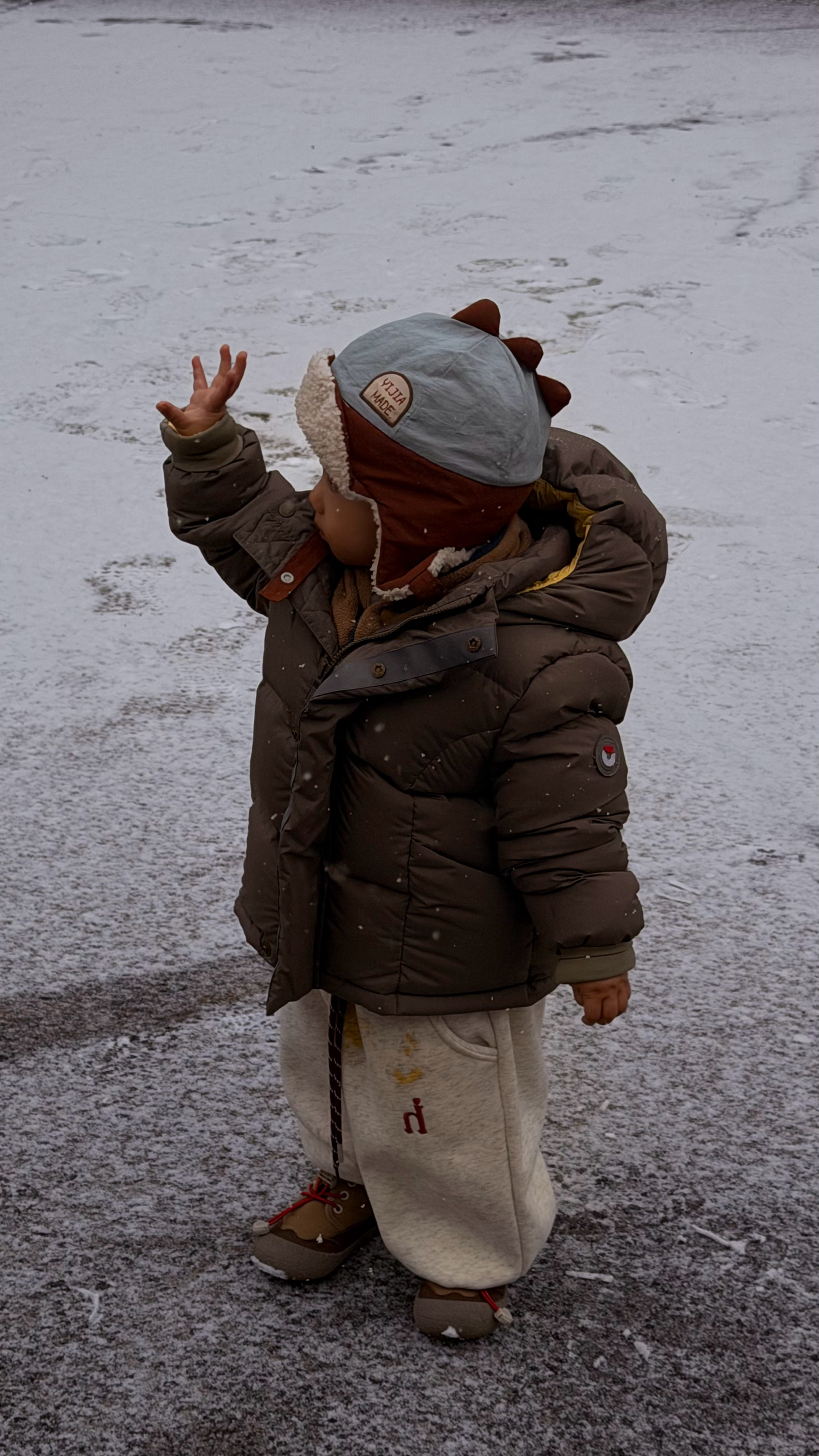 北京下雪 小朋友第一次玩雪！很好奇、很快乐、很可爱！ 