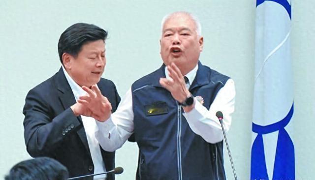 要把1.25万亿新台币的真金白银送给美国军工头子，这事儿放在谁家都要炸锅。

最