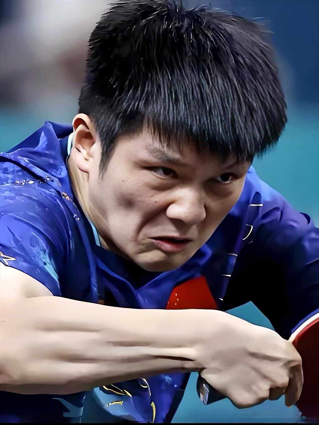 打球遇到下图这个小伙，打起来好吃力，求指点一下怎么赢？[作揖]■ 首先，你得发球