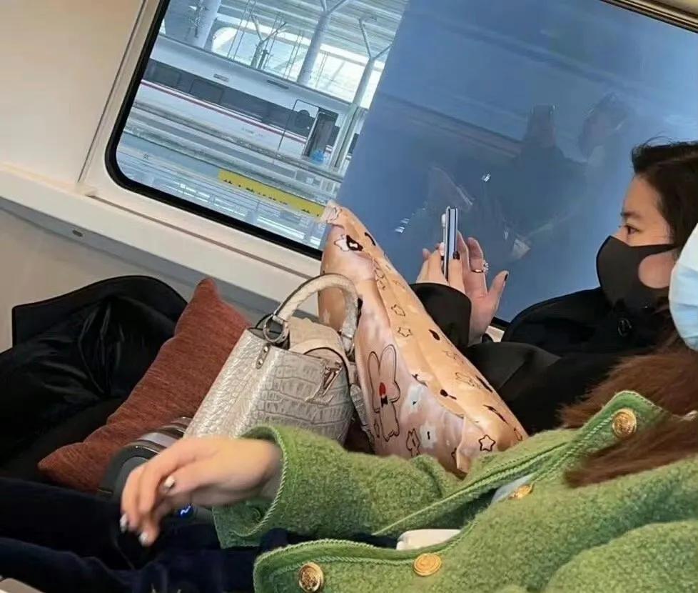 经济下行这么厉害吗？
超级大明星居然也坐高铁经济舱，
一坐就是七个多小时，
她可