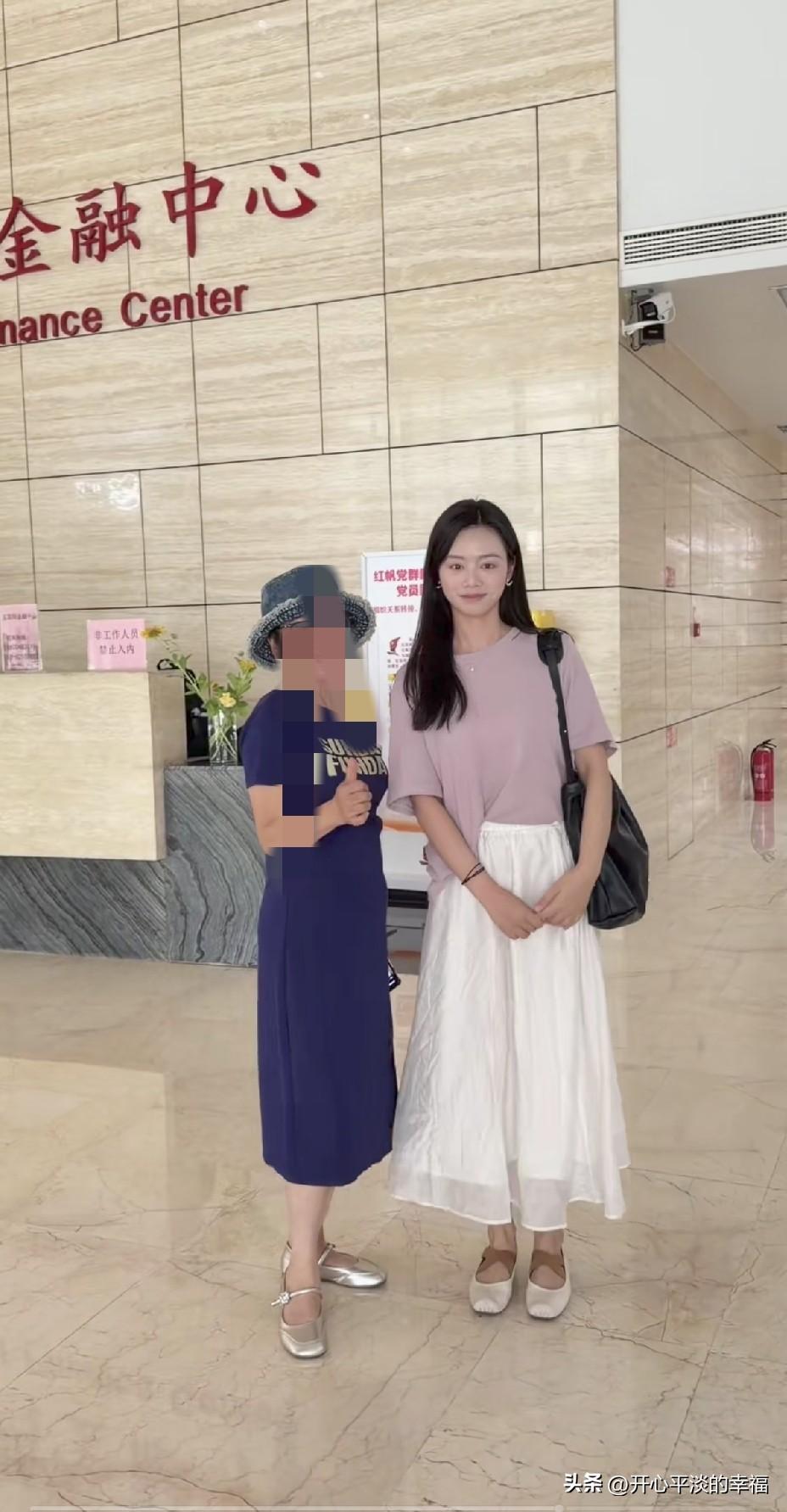 这么看盼盼确实很容易让人误会，看潇潇和小贝，每一次都很有礼貌，都很热情，给粉丝签