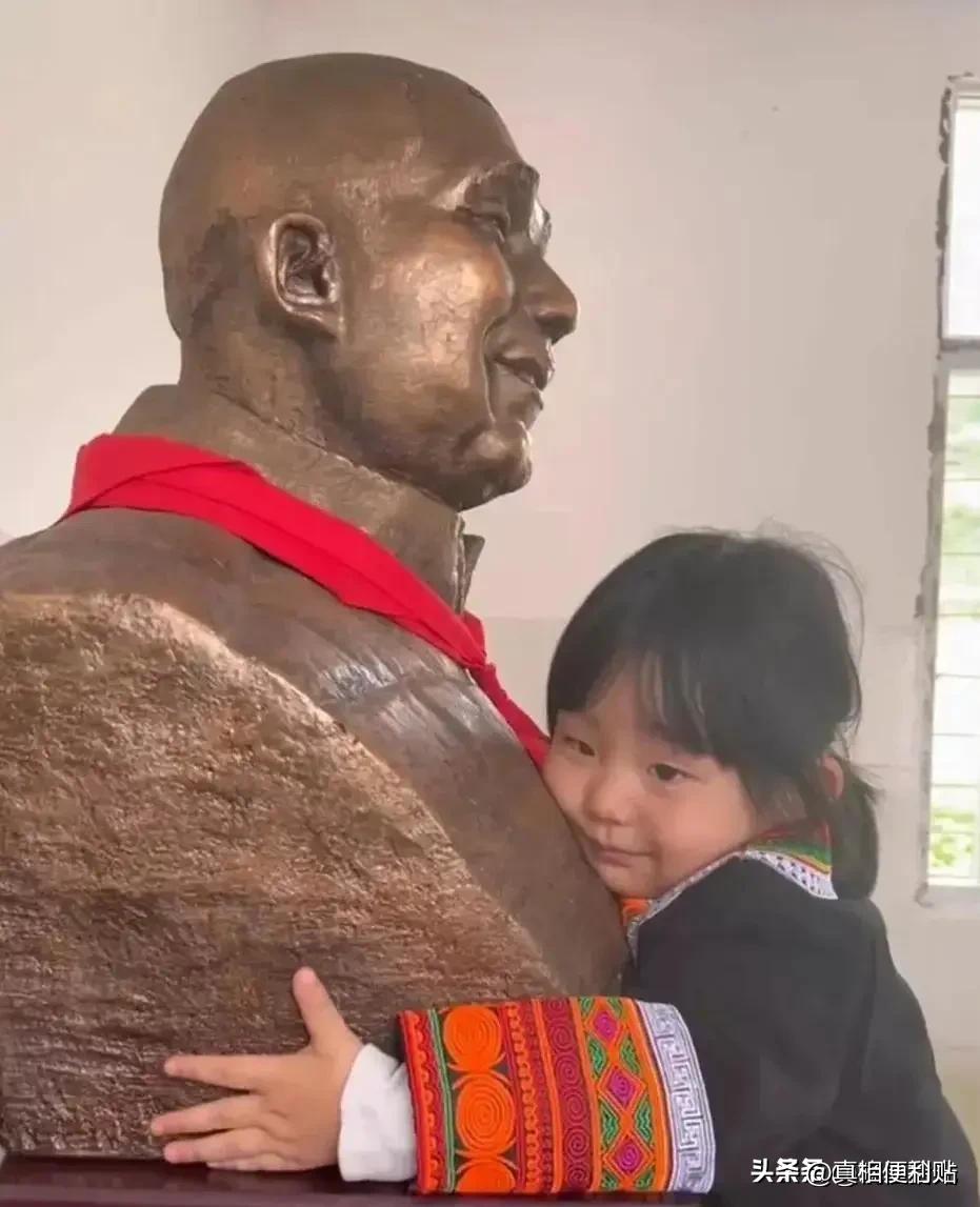 2021年，四川成都1女子带着3岁的女儿到大凉山景区。谁料，两人走到一座石像前，