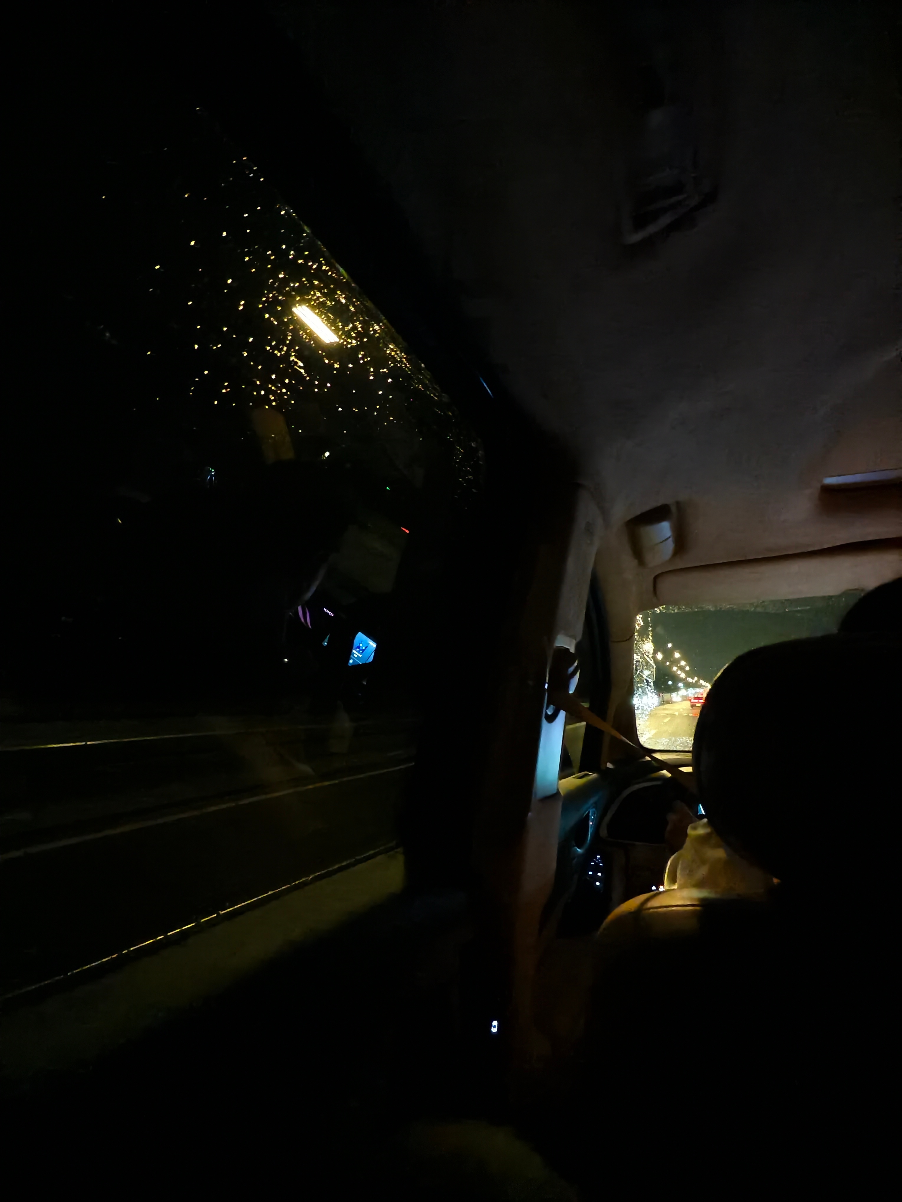 台风白海豚为了逃离杭州，现在凌晨已经在去机场的路上了，今天早上不走只能硬生生等到