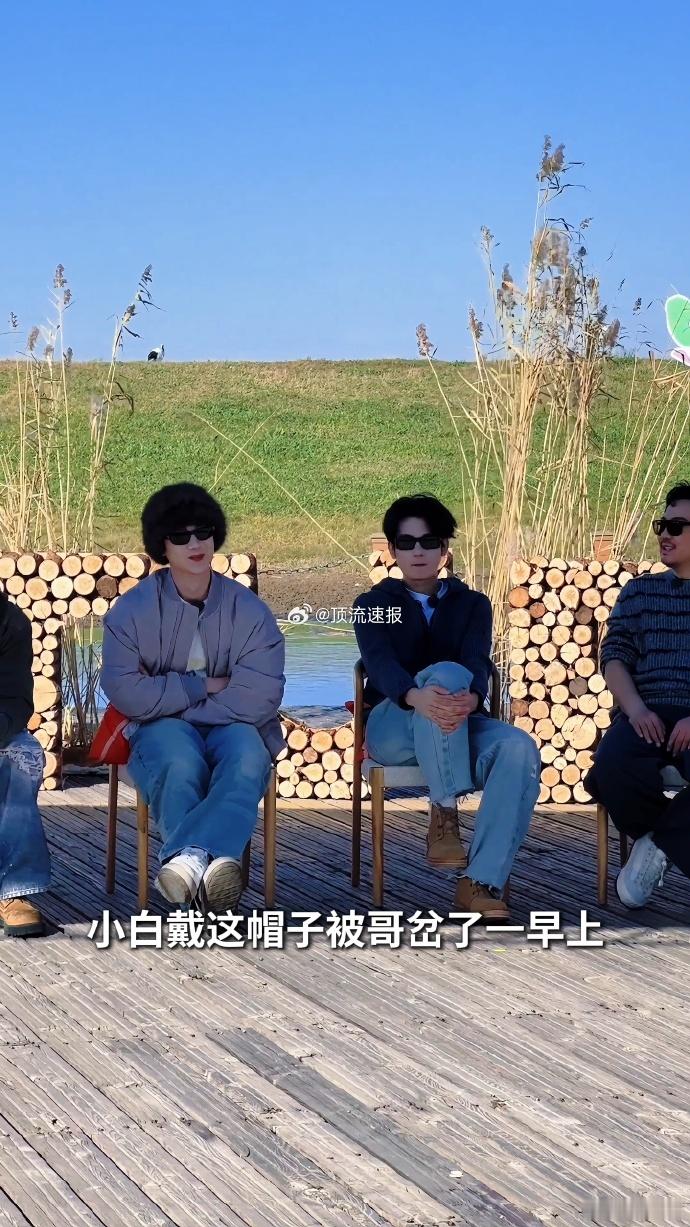 白敬亭看似不热实则没招儿了 小白的穿搭一度让人怀疑东北的秋天是不是到了零下，但其