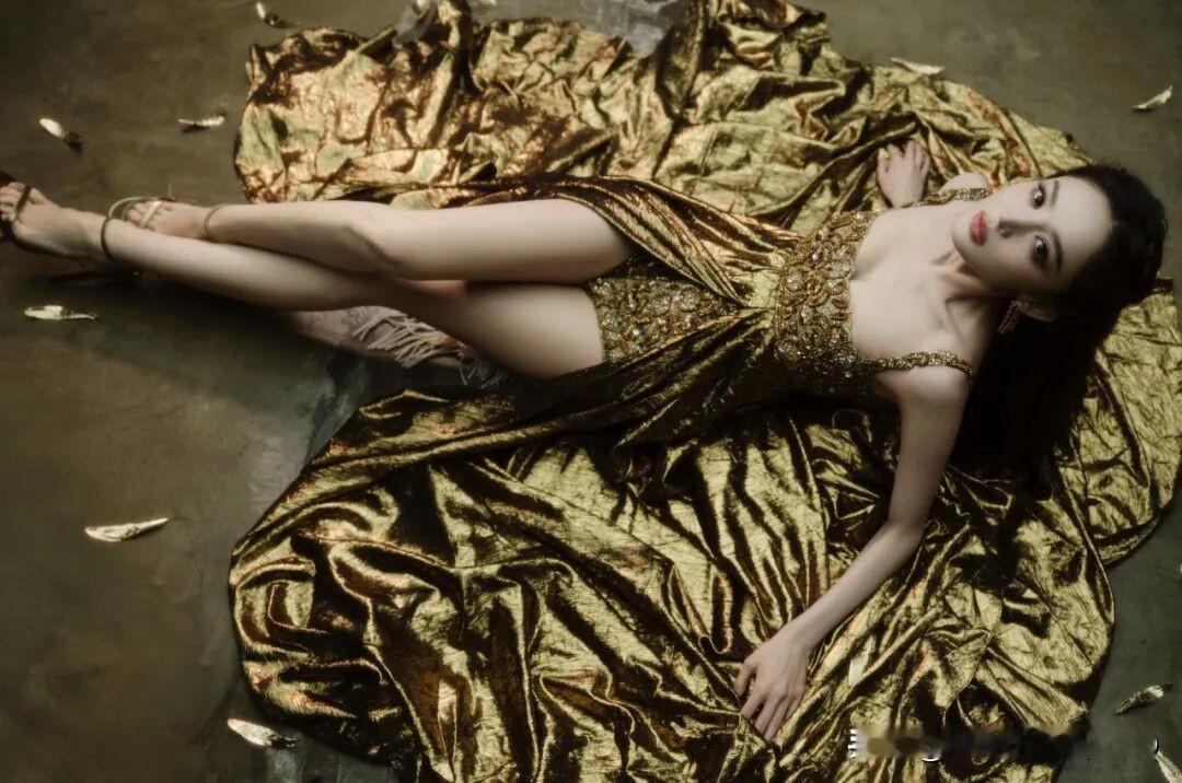 古力娜扎金色拖尾裙写真，美到封神