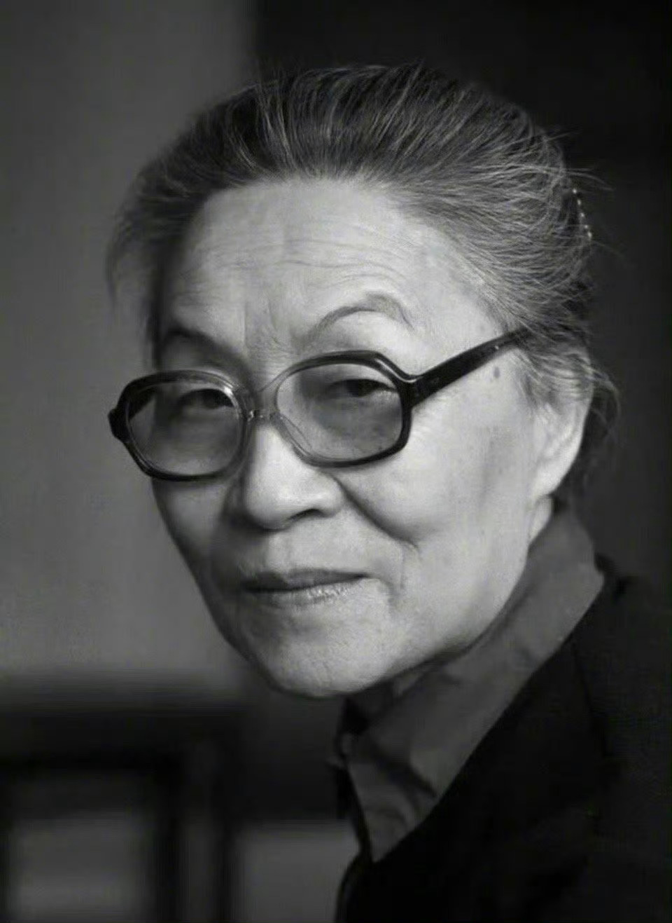 文化再高，高不过善良；容貌再美，美不过良心；才华再好，好不过品德。做人其实很简单