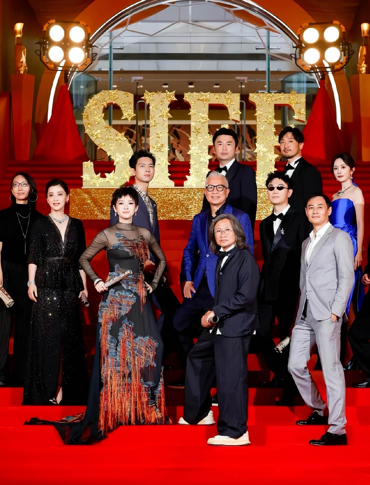 《酱园弄》剧组，上海电影节大合影，导演陈可辛与主演章子怡站双C位。

站在大鹏后