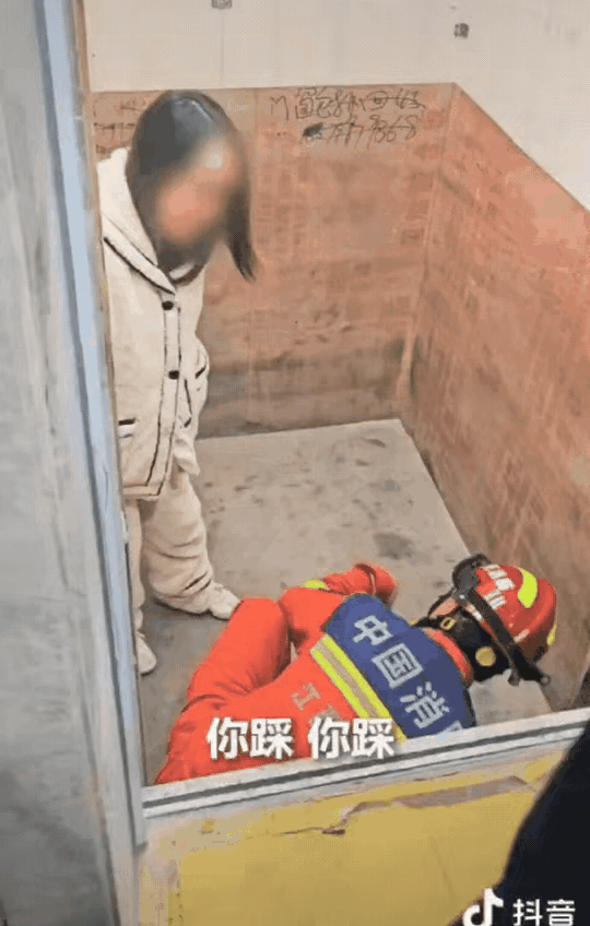 “这个消防员火到人民日报！”江西萍乡，消防员接到通知，说一女子被困电梯，但他们破