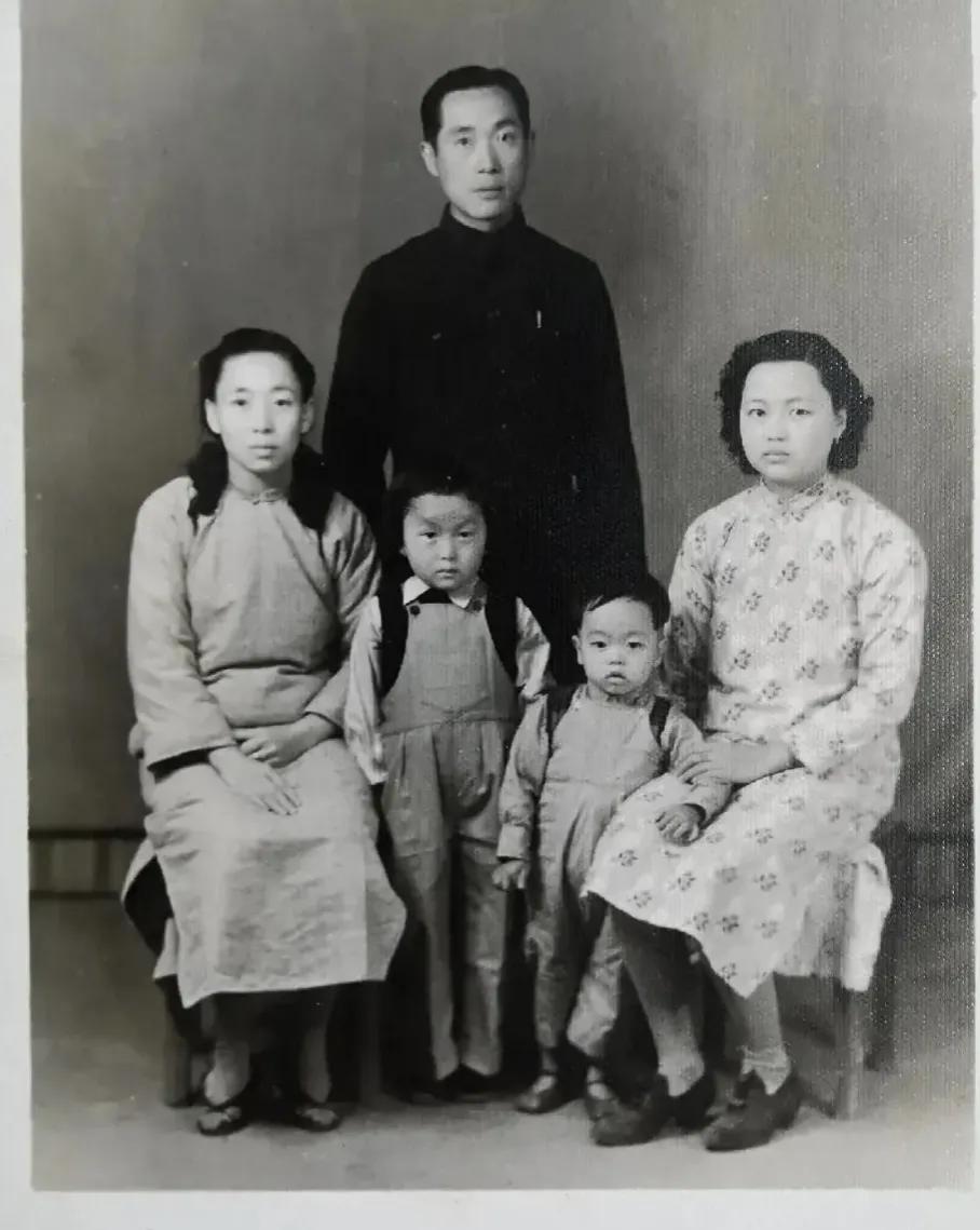 1946年，一位富家少爷，带着自己的妻妾来到照相馆，留下了这一张全家福，照片中的