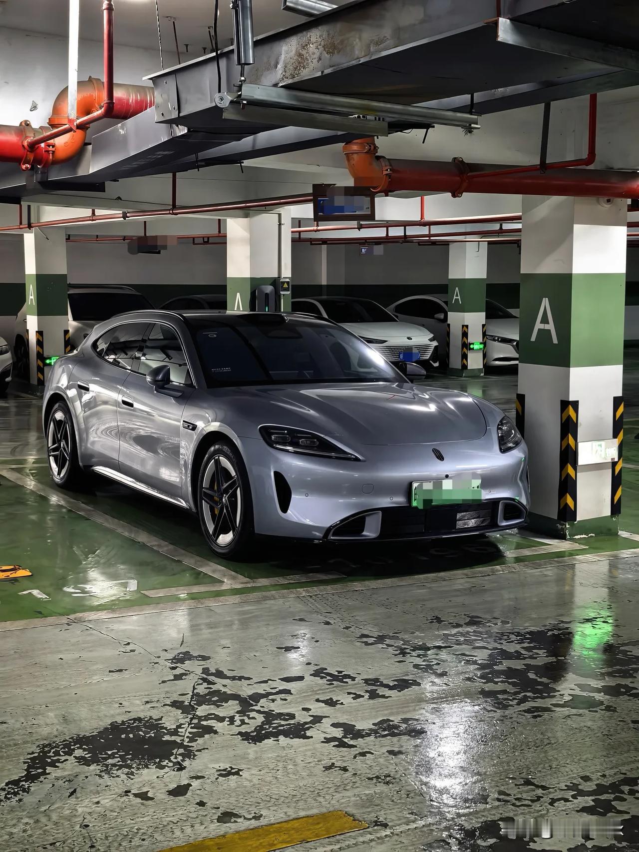 尚界Z7系列交付超2万台，我们小区出现了两台，一台尚界Z7，一台尚界Z7T。
