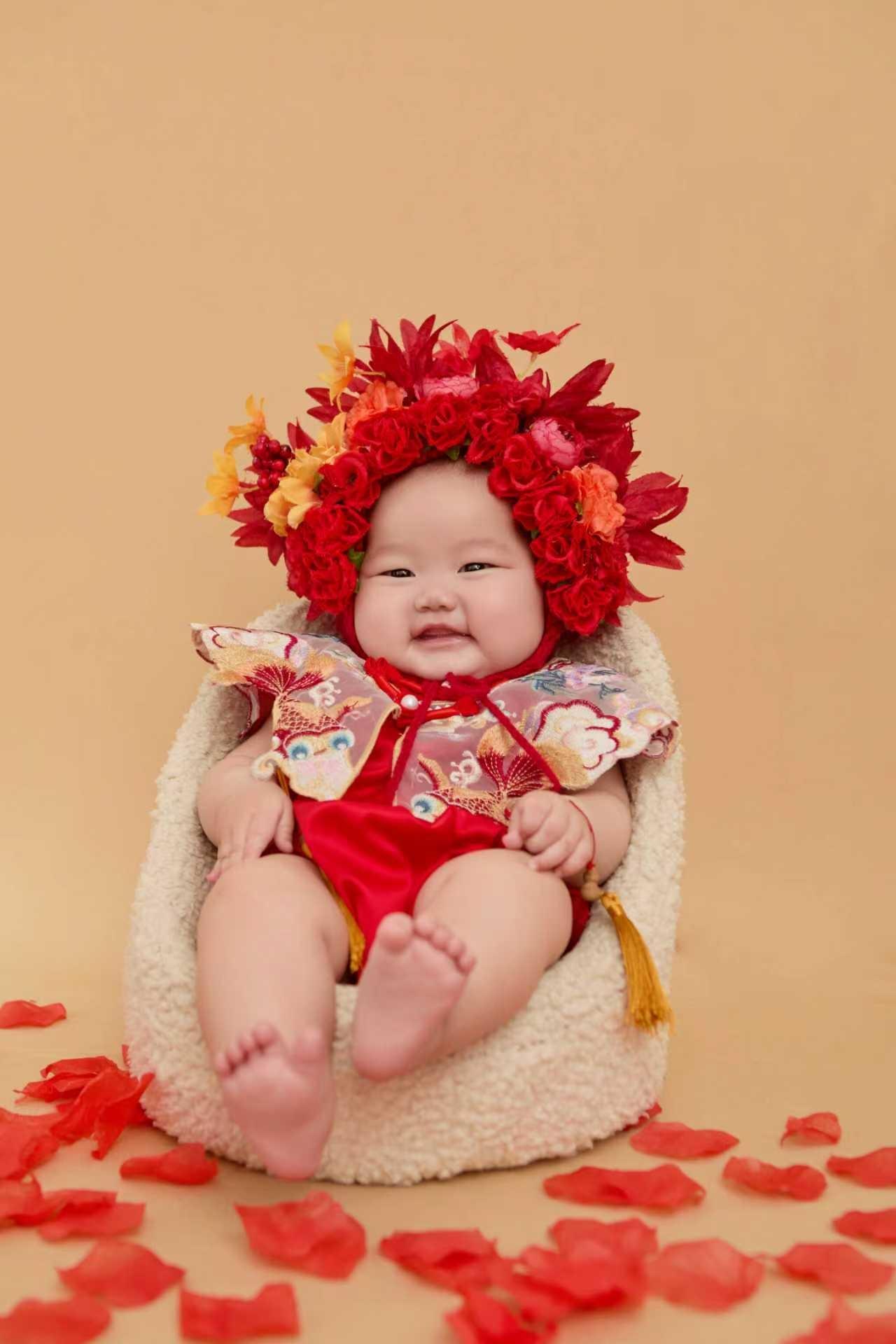 就现在的生育政策你想生几个孩子生育几个小孩还是得看自己的想法以及家庭条件的允许，