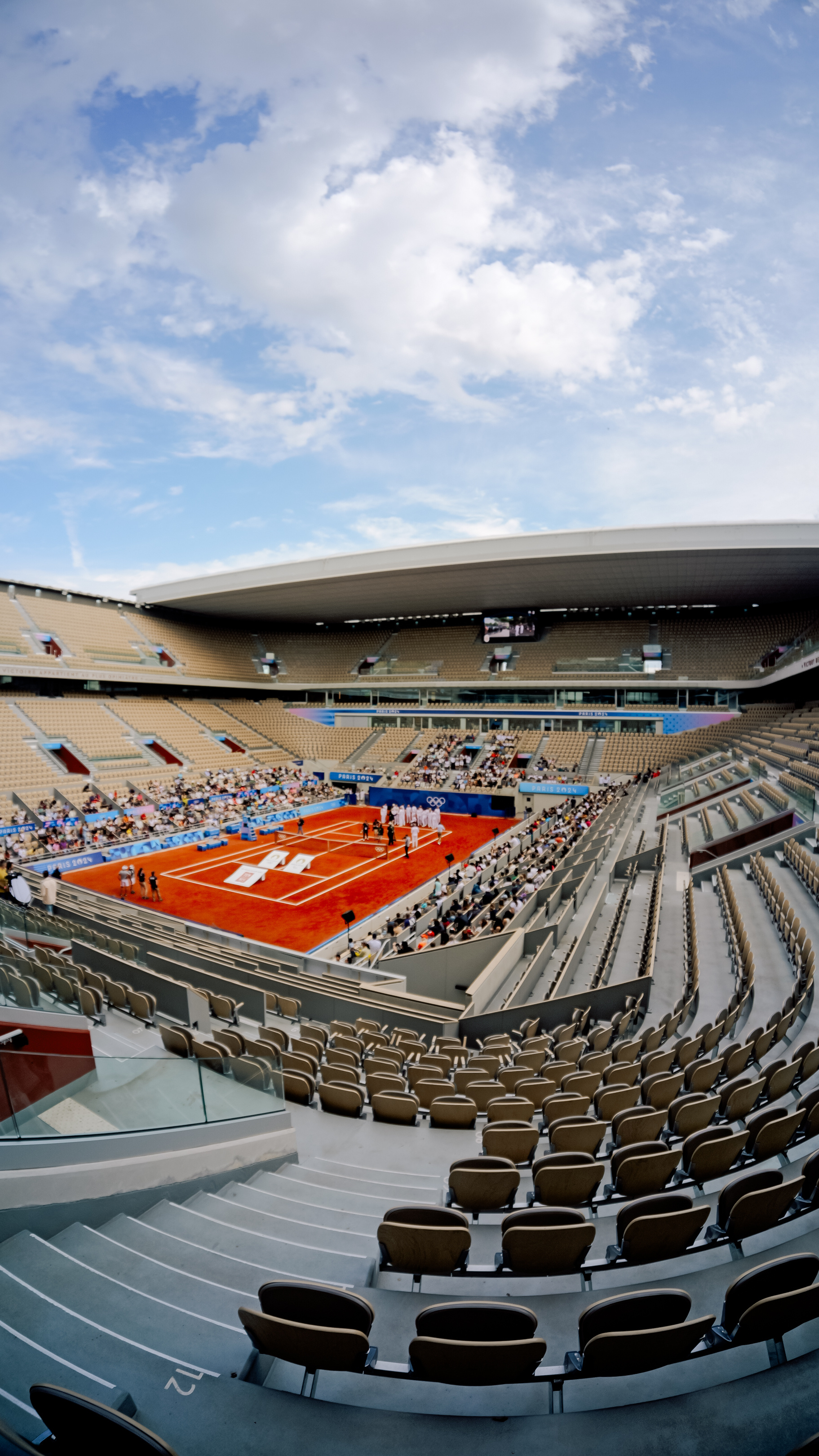 法网举办地罗兰加洛斯已经正式进入了巴黎奥运会的时间，奥运会的网球赛将于7月27日