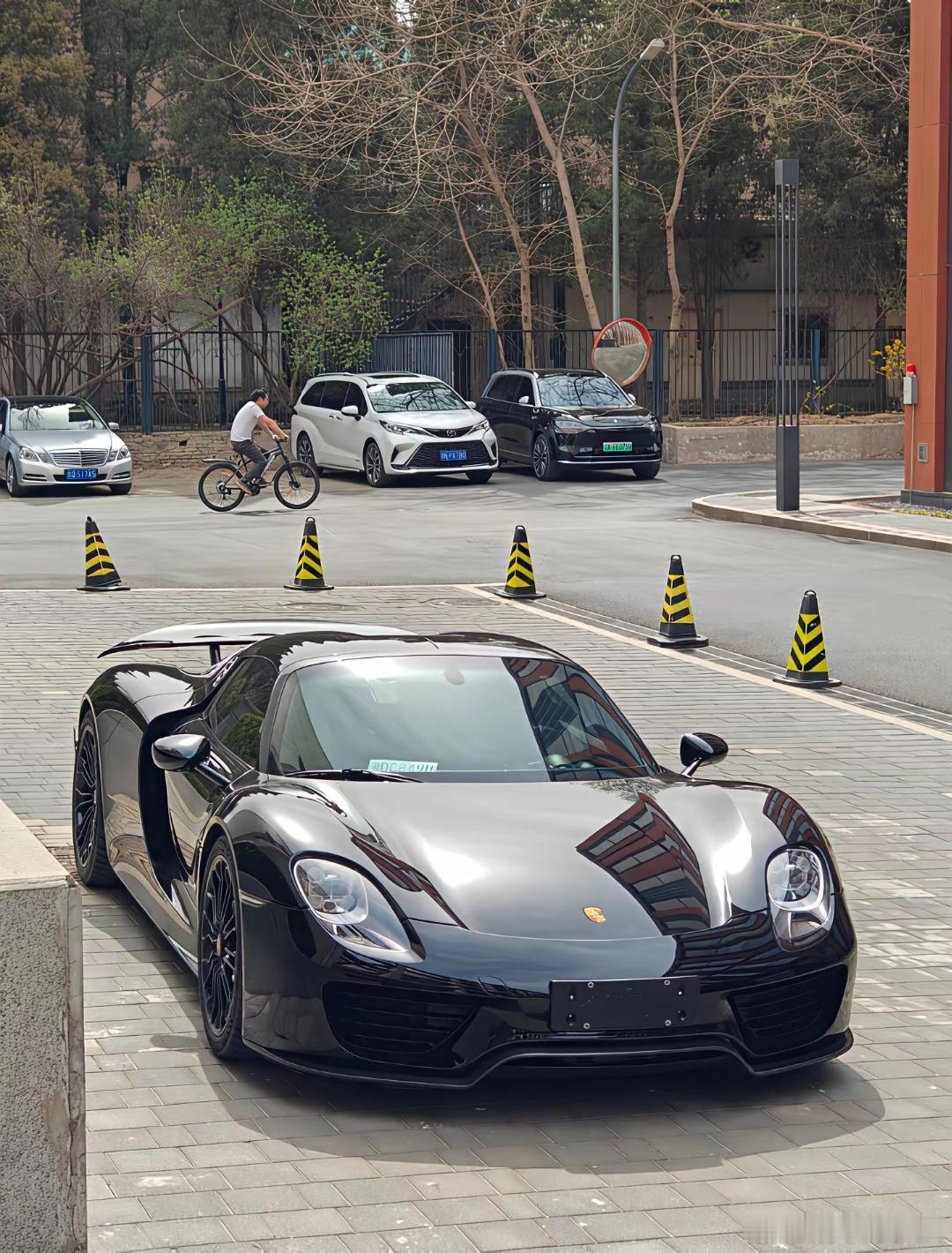 保时捷918新车上路。 ​​​