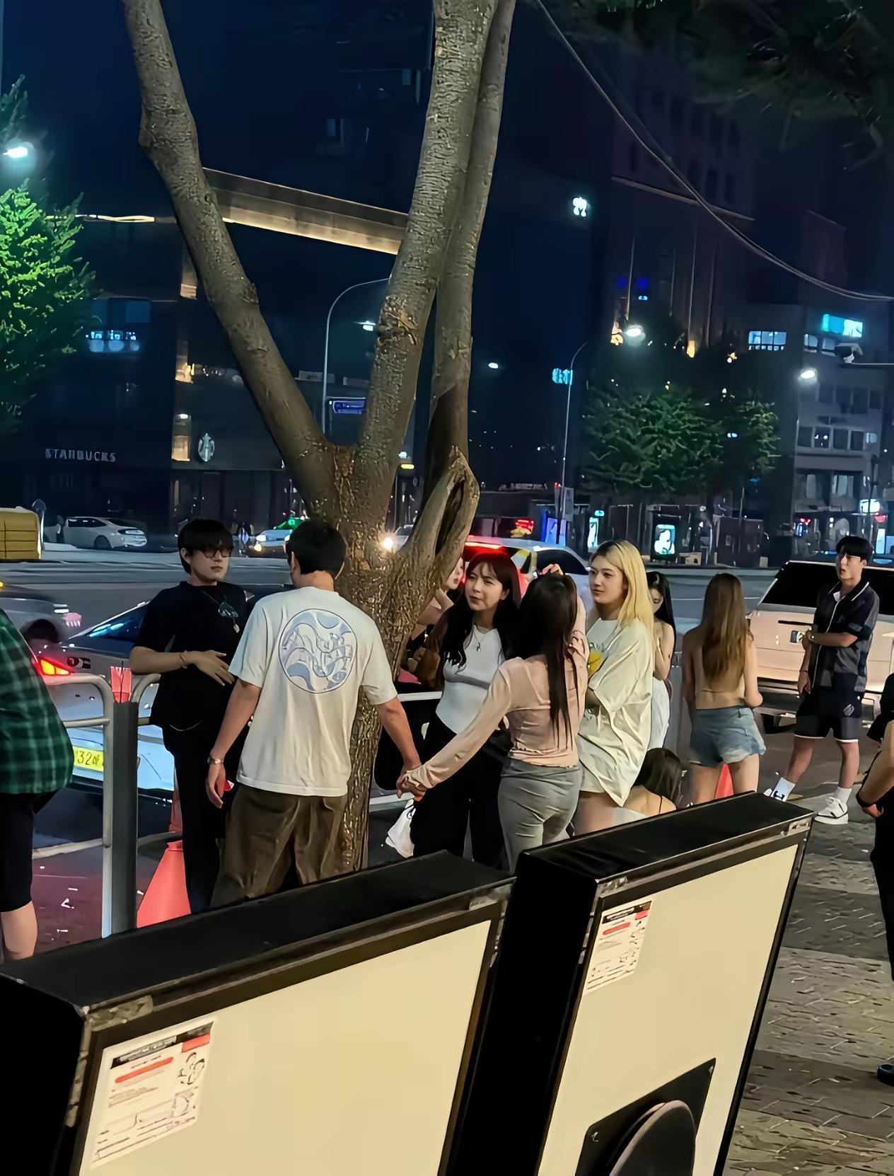 我百思不得其解，王思聪为啥每天都是和女孩子鬼混在一起胡吃海喝，潇洒快活，干嘛不趁