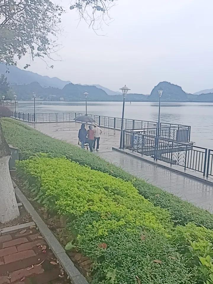 你敢相信吗？这里就是肇庆的星湖
风景优美，环境清新，就是人太少了