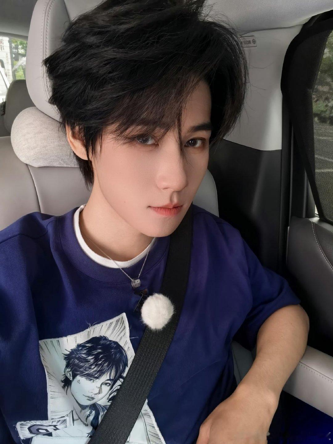 白鹿和章若楠表情简直演我张真源怎么能蹦那么高的看跑男这段全程捏一把汗，张真源蹦跳