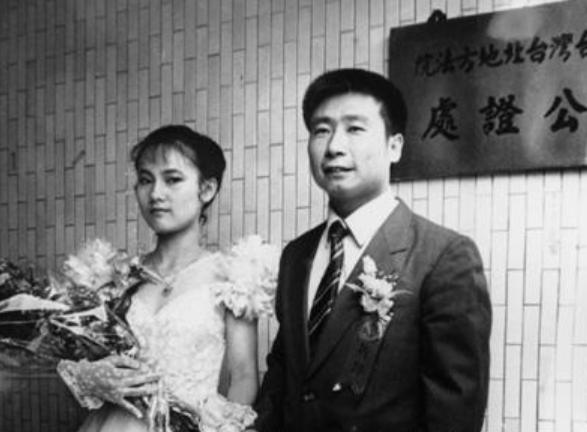 1983年，曾从大陆叛逃到台湾的飞行员王学成结婚了，婚礼上，王学成高兴的一直笑，
