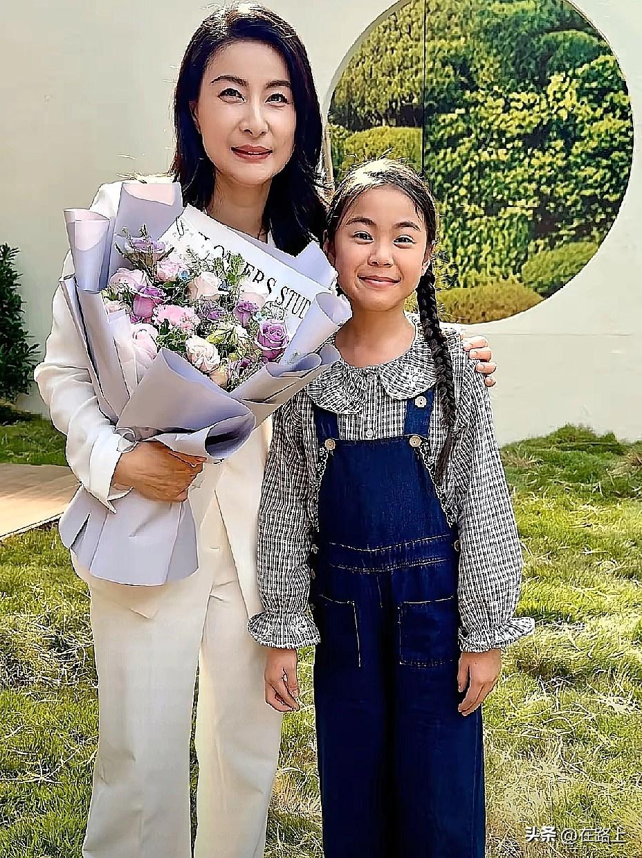 12岁霍中妍撞脸港姐奶奶，颜值惊艳却靠教养出圈，这才是豪门该有的样子！
    