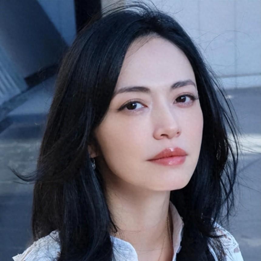 姚晨曹郁官宣离婚，两人十年婚姻画上句号，没有互撕，只有体面告别。
 
他们育有一