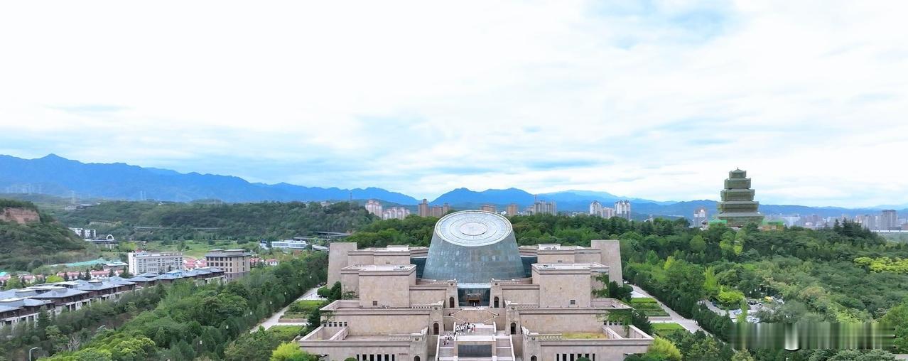 我最喜欢我们大宝鸡的景点是中华石鼓园，它属于国家4A级旅游景区，中华石鼓园是国家