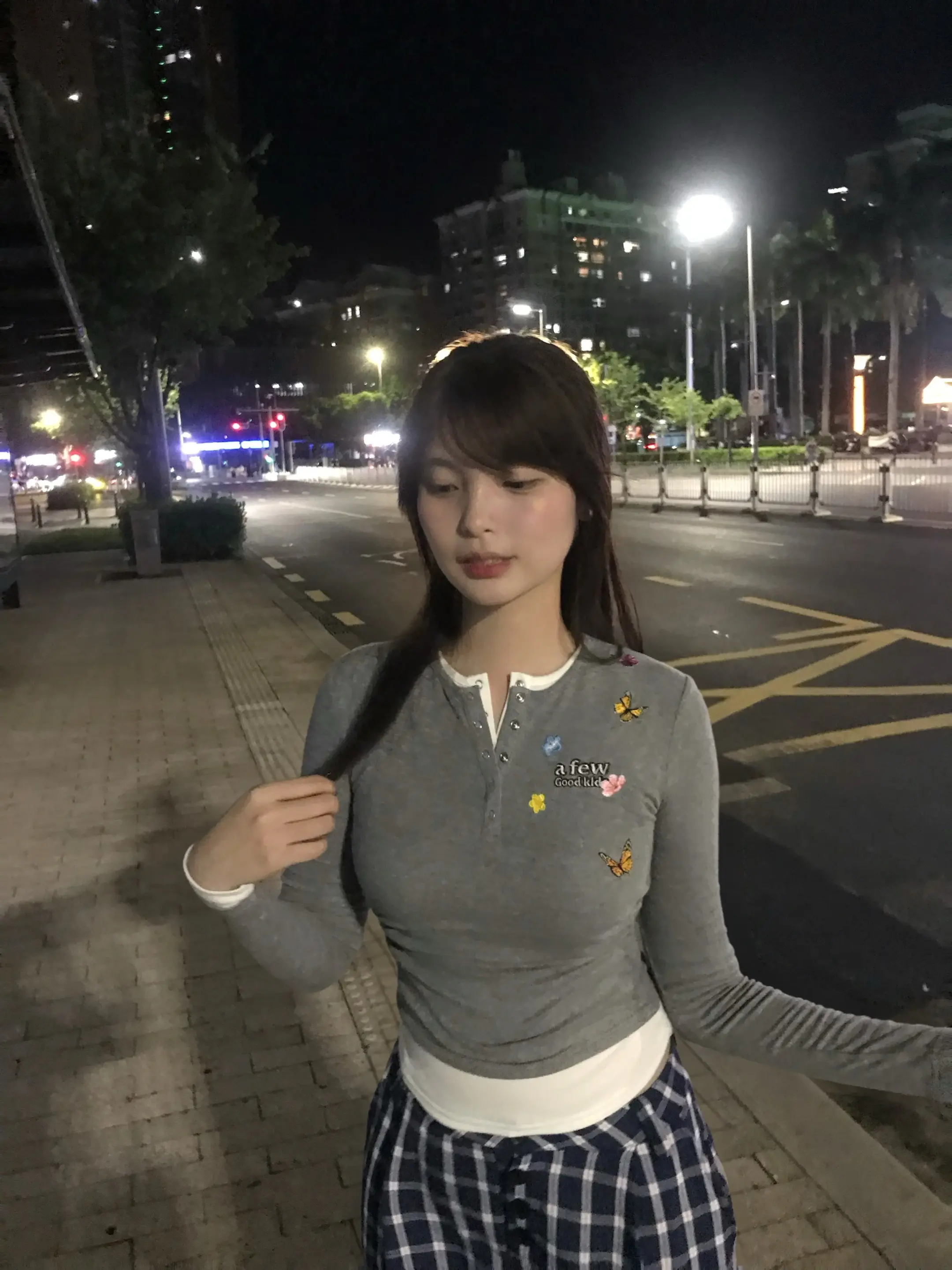 我天天都想念着圆圆的你 你淡淡的发香 是迷人的迷