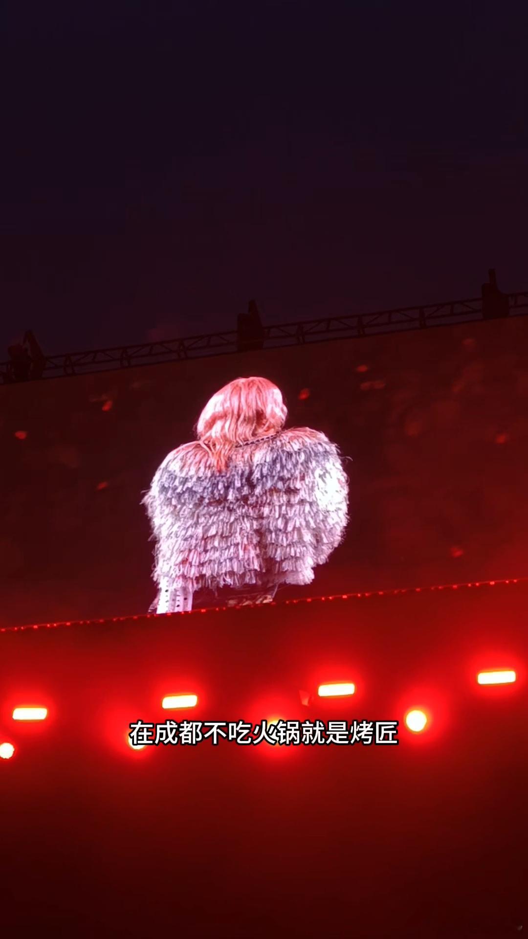 华晨宇说来成都一定要尝美食 谁懂在华晨宇演唱会上听爽了，又听饿了的感觉啊[允悲]