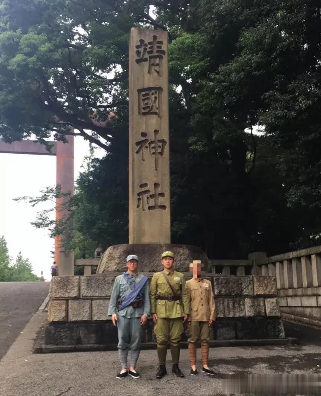 2023年，三名中国留学生身穿抗日时期的中国军装，来到靖国神社门前的石碑前留下了