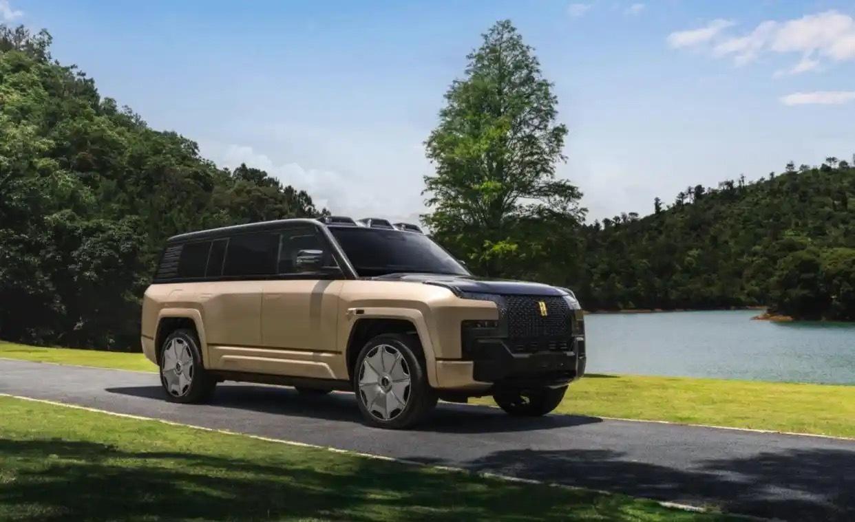 中国版“创世加长揽胜”，仰望U8L鼎世版128万起。新车定位大型豪华SUV，长宽