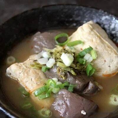 大美江苏一起拍 【浇汁臭豆腐】“这个臭豆腐好吃吗？”“很香！”站在扬州秋雨路东侧