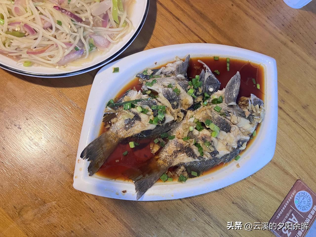 今天晚上在霞浦金石村的一家农家乐吃饭，点了三个菜：一份土豆丝25元，一份炒白菜2