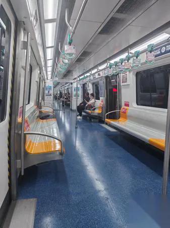 他去美国两年，

回家推开门——

老婆正抱着孩子喂奶。

当初为帮流产的老婆疗