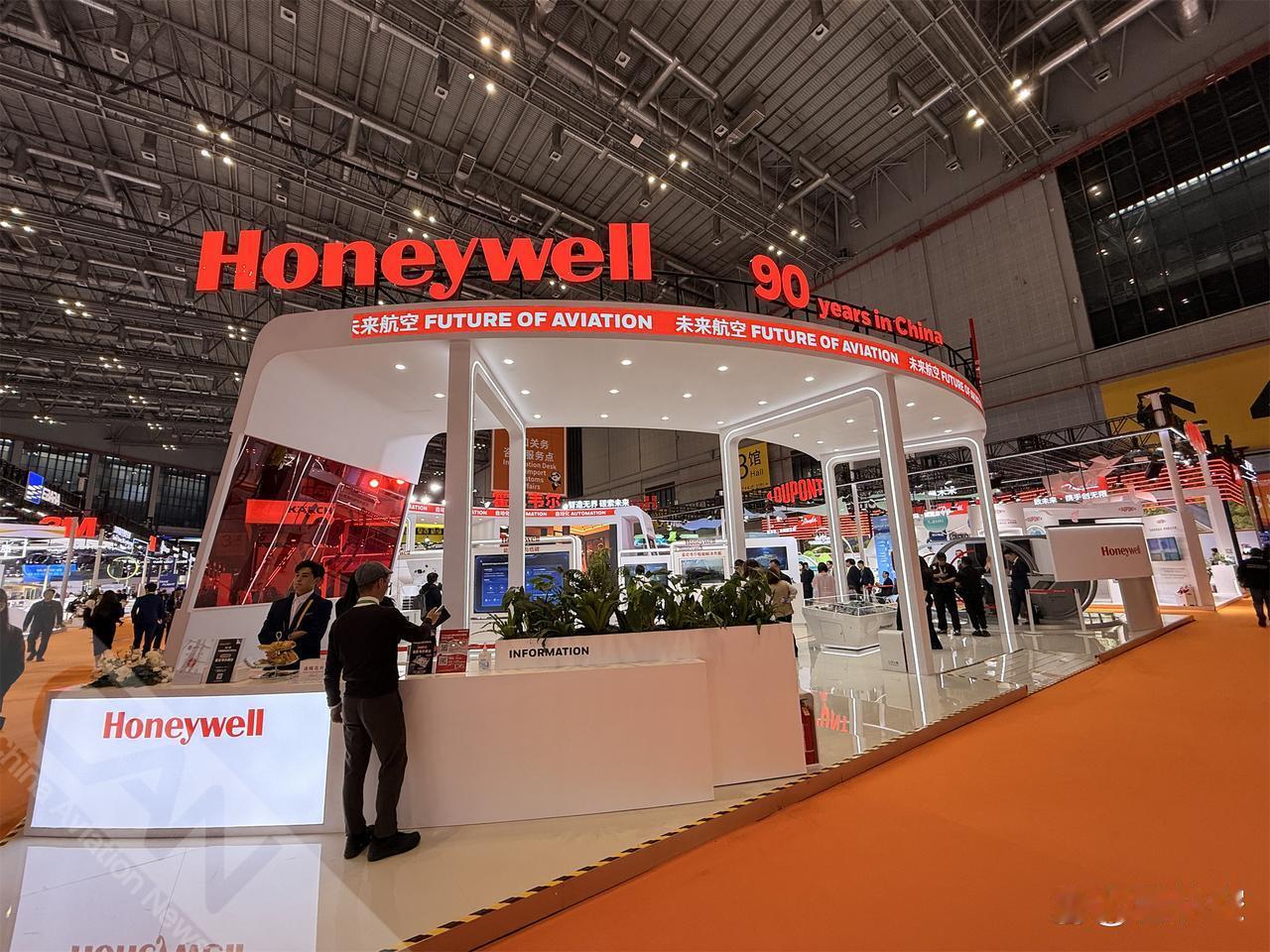 第八届中国进口博览会，到霍尼韦尔展台探寻飞机飞行背后的“奥秘”。（李居阳）