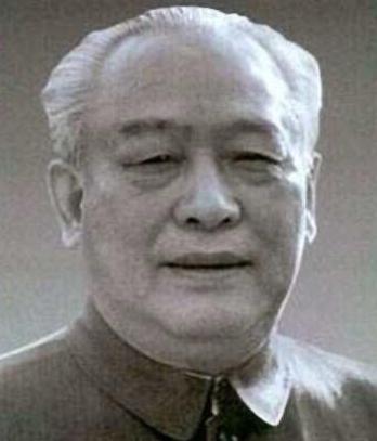 1960年，石油部长余秋里为救大庆油田，请求罗瑞卿派飞机运5吨焊条，却被罗瑞卿怒