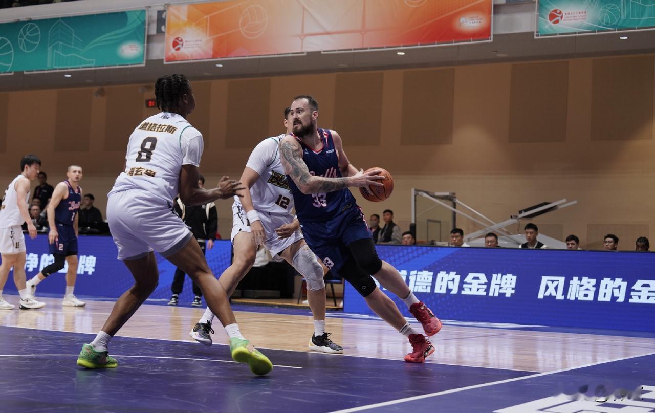 NBL联赛24日晚进行的三场第二轮比赛中，香港金牛和长沙勇胜均顺利两连胜开局，江