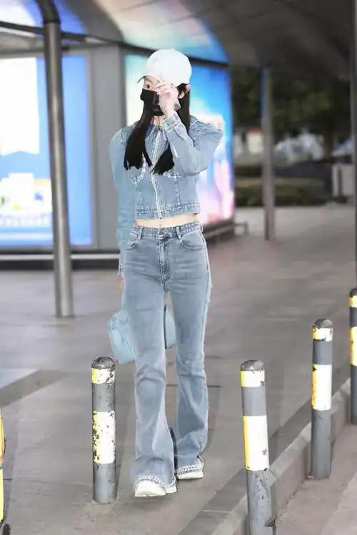 宋轶的“散步式精致”，才是颜值天花板吧！

刷到宋轶散步的抓拍直接心动——不是红