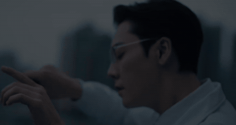 陈伟霆钟楚曦爱意沉沦海报爱情慢慢 海报里陈伟霆揽着钟楚曦的腰，手指扣得紧，眼神却